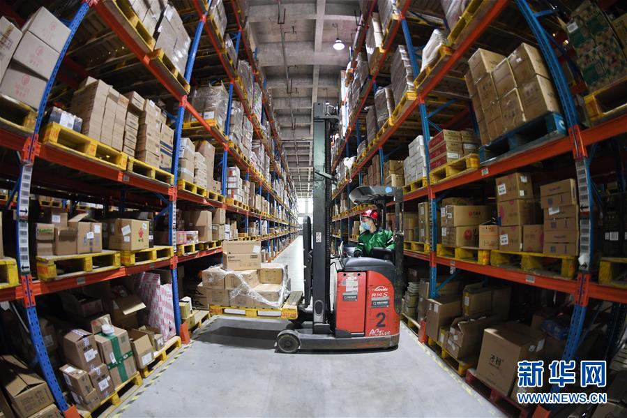 (新華全媒頭條·在習近平新時代中國特色社會主義思想指引下——新時代新作為新篇章·圖文互動)(9)同心戰“疫”彰顯人民至上——各地各部門貫徹落實習近平總書記重要指示精神統籌推進疫情防控和經濟社會發展