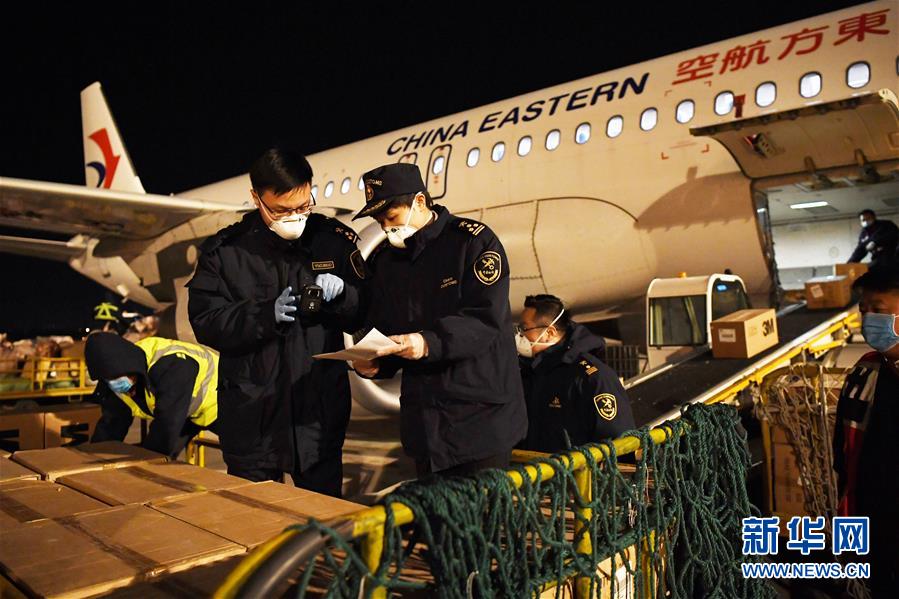 (新華全媒頭條·在習近平新時代中國特色社會主義思想指引下——新時代新作為新篇章·圖文互動)(11)同心戰“疫”彰顯人民至上——各地各部門貫徹落實習近平總書記重要指示精神統籌推進疫情防控和經濟社會發展