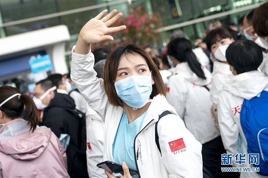 （新華全媒頭條·圖文互動）（4）最美逆行者，武漢永遠(yuǎn)記得你！——首批援鄂醫(yī)療隊返程紀(jì)實