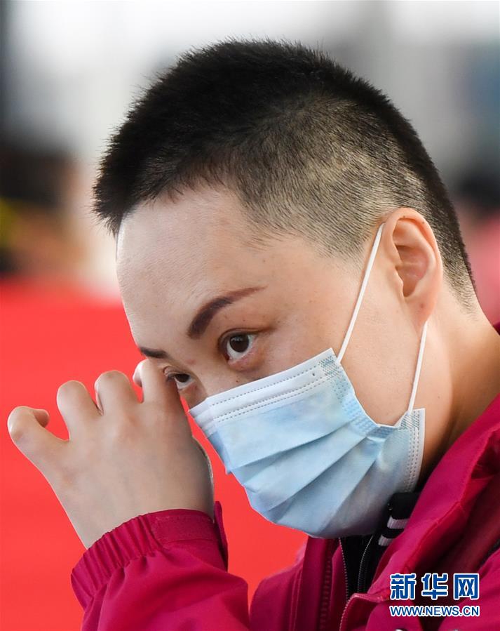 （新華全媒頭條·圖文互動）（11）最美逆行者，武漢永遠(yuǎn)記得你！——首批援鄂醫(yī)療隊返程紀(jì)實
