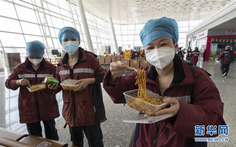 （新華全媒頭條·圖文互動）（13）最美逆行者，武漢永遠(yuǎn)記得你！——首批援鄂醫(yī)療隊返程紀(jì)實