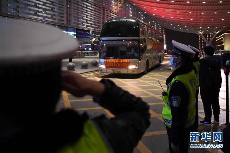 （新華全媒頭條·圖文互動）（15）最美逆行者，武漢永遠(yuǎn)記得你！——首批援鄂醫(yī)療隊返程紀(jì)實