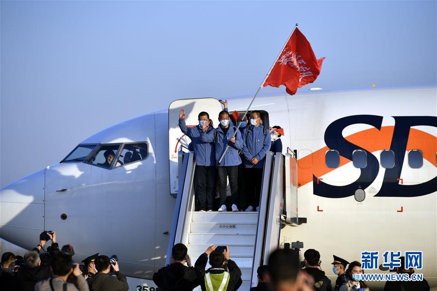 （新華全媒頭條·圖文互動）（16）最美逆行者，武漢永遠(yuǎn)記得你！——首批援鄂醫(yī)療隊返程紀(jì)實