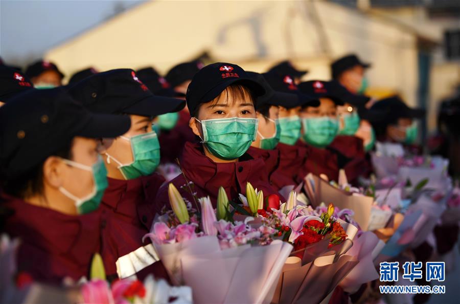 （新華全媒頭條·圖文互動）（17）最美逆行者，武漢永遠(yuǎn)記得你！——首批援鄂醫(yī)療隊返程紀(jì)實