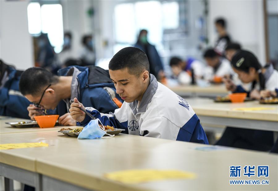 (圖文互動(dòng))(6)“早”安同學(xué),“早”安老師!——新疆初高中畢業(yè)班復(fù)課一周回訪見聞