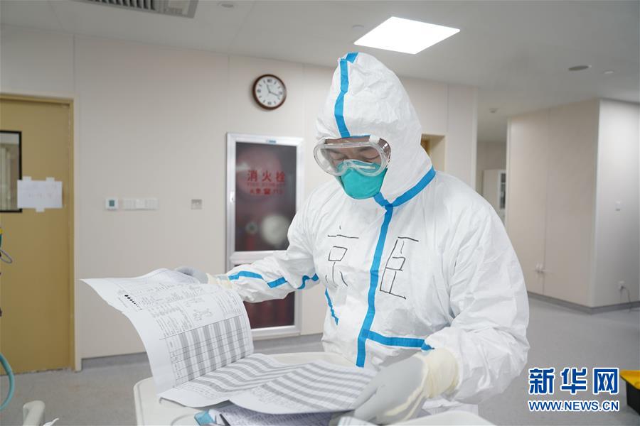 （一線抗疫群英譜·圖文互動）（1）被病人咬了一口的醫生張京臣：“說明他恢復得還不錯”