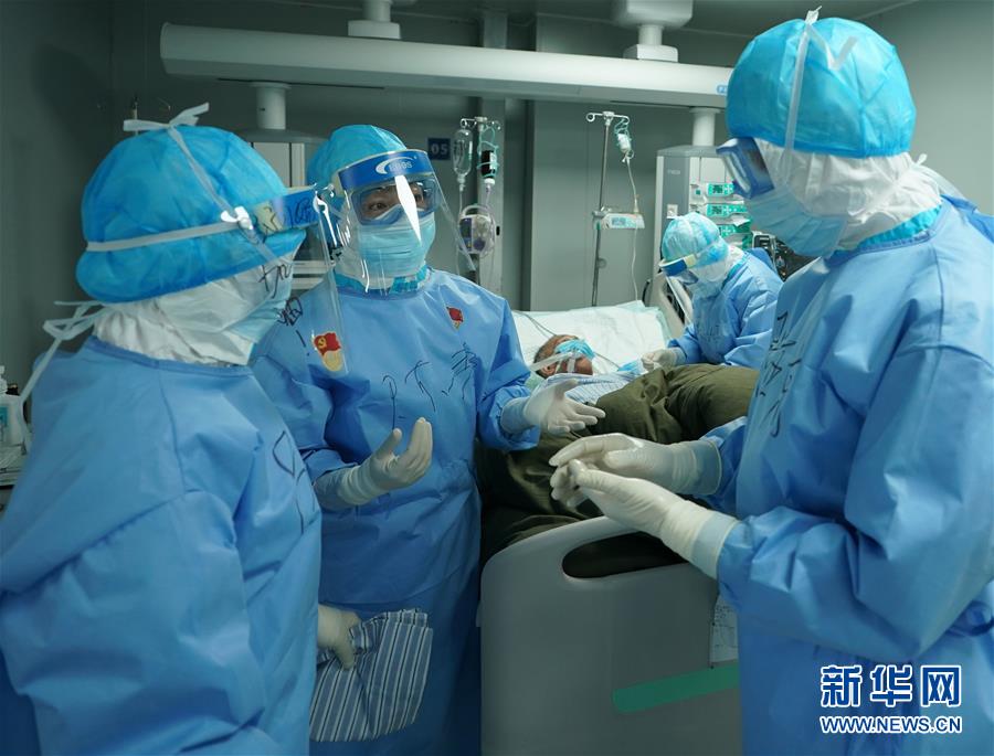 (新華全媒頭條·圖文互動)(7)和時間拼速度 與死神搶生命——火神山醫院重癥醫學一科里的“生死戰”