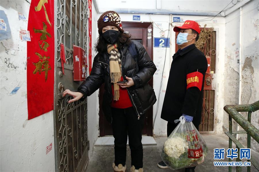 （習近平致敬的戰“疫”英雄·社區工作者篇·圖文互動）（6）他們，堅守一線戰風雨