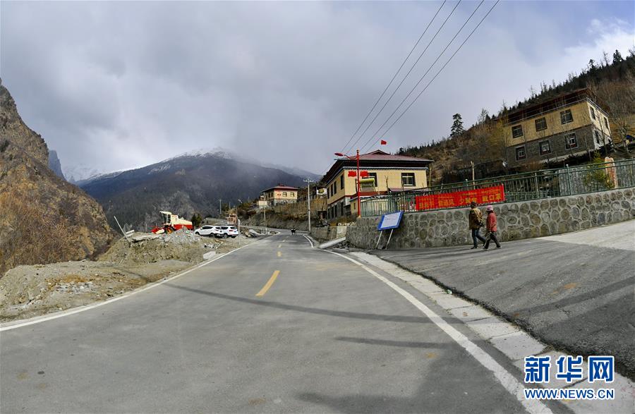 (新華全媒頭條·圖文互動)(7)一面國旗與三代人的守望——記西藏林芝市西日卡村的“紅色”傳承