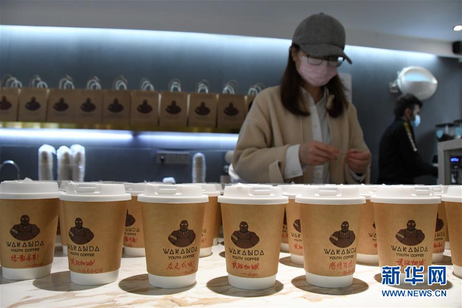 (新華全媒頭條·習(xí)近平致敬的戰(zhàn)“疫”英雄·武漢人民篇·圖文互動)(9)壯哉,大武漢——獻(xiàn)給英雄的武漢人民