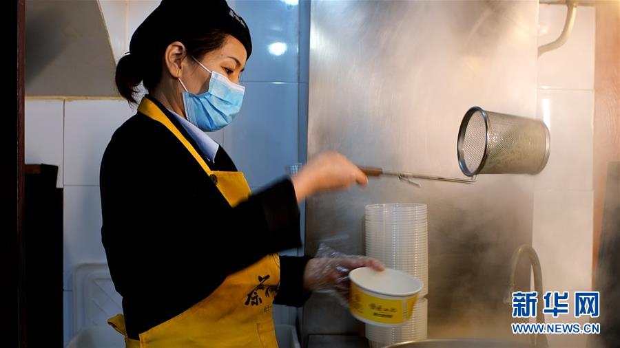 (新華全媒頭條·習(xí)近平致敬的戰(zhàn)“疫”英雄·武漢人民篇·圖文互動)(15)壯哉,大武漢——獻(xiàn)給英雄的武漢人民