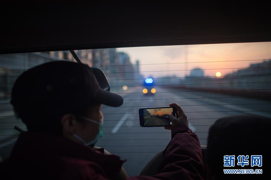 (新華全媒頭條·習(xí)近平致敬的戰(zhàn)“疫”英雄·武漢人民篇·圖文互動)(12)壯哉,大武漢——獻(xiàn)給英雄的武漢人民