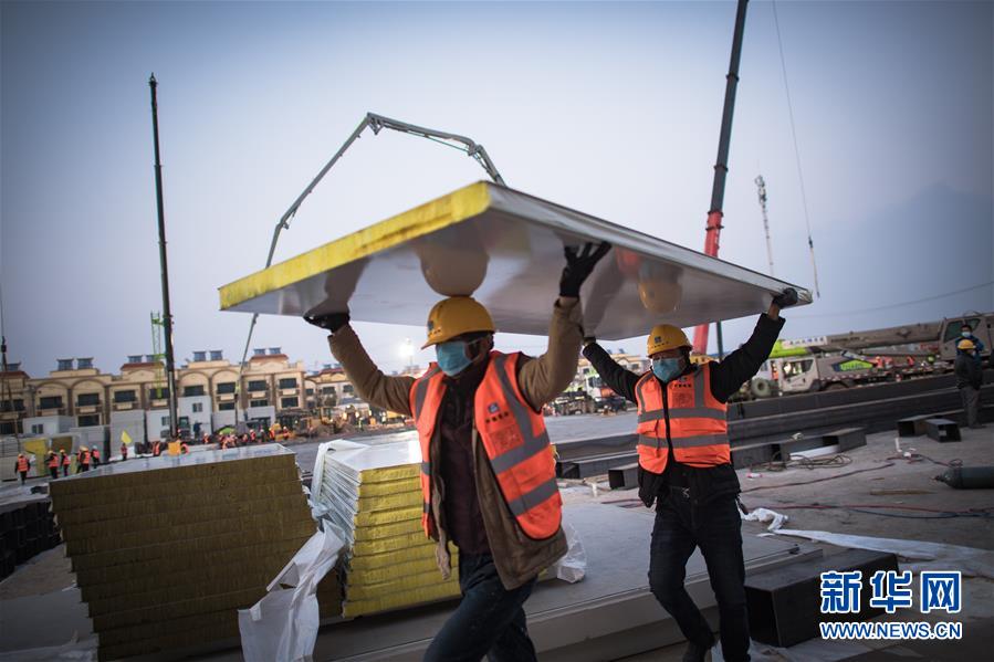 （新華全媒頭條·圖文互動）（5）致敬“沉默的英雄”——記武漢火神山雷神山醫院的建設者