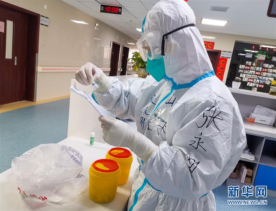 (一線抗疫群英譜·圖文互動)(2)護師張永剛:換一個“戰場”去戰斗