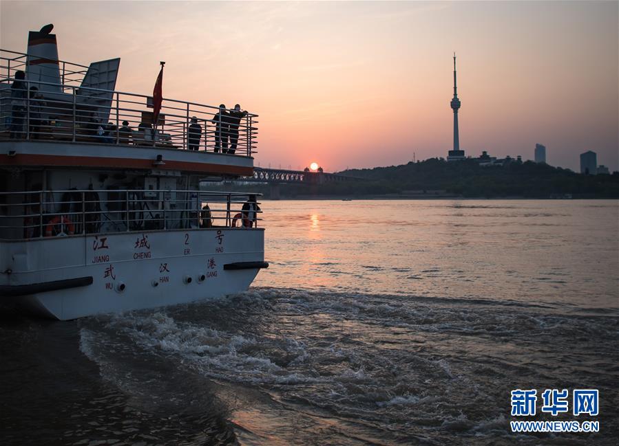 (新華全媒頭條·圖文互動)(8)江城“歸來” 不負韶華——武漢“解封”半月記