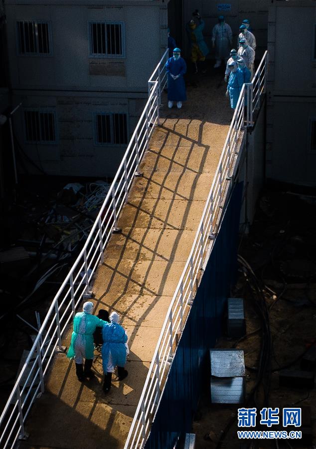 (聚焦疫情防控·圖文互動)(10)分秒必爭!一切為了治病救人——中國抗疫生命至上的生動實踐