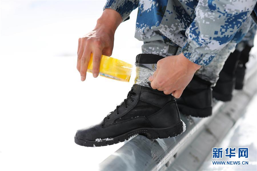 （圖文互動）（2）特寫：山再高，也要把給養送上去！