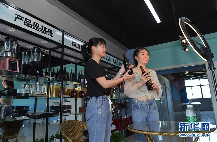 (新華全媒頭條·圖文互動(dòng))(6)人氣回暖 消費(fèi)復(fù)蘇 健康出行——加長(zhǎng)版“五一”假期觀察