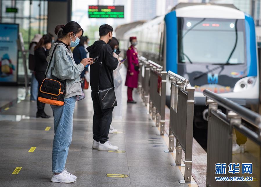 (在習(xí)近平新時(shí)代中國(guó)特色社會(huì)主義思想指引下——新時(shí)代新作為新篇章·習(xí)近平總書記關(guān)切事·圖文互動(dòng))(4)疫情防控不減壓 復(fù)工復(fù)產(chǎn)正加速——武漢“解封”滿月觀察