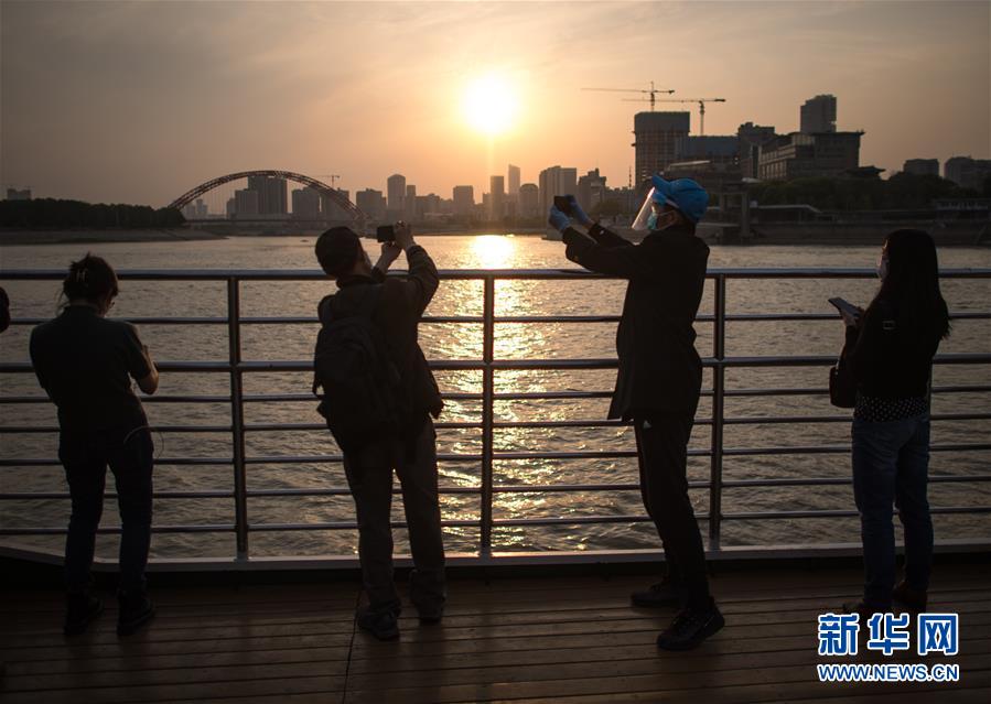 (在習(xí)近平新時(shí)代中國(guó)特色社會(huì)主義思想指引下——新時(shí)代新作為新篇章·習(xí)近平總書記關(guān)切事·圖文互動(dòng))(9)疫情防控不減壓 復(fù)工復(fù)產(chǎn)正加速——武漢“解封”滿月觀察