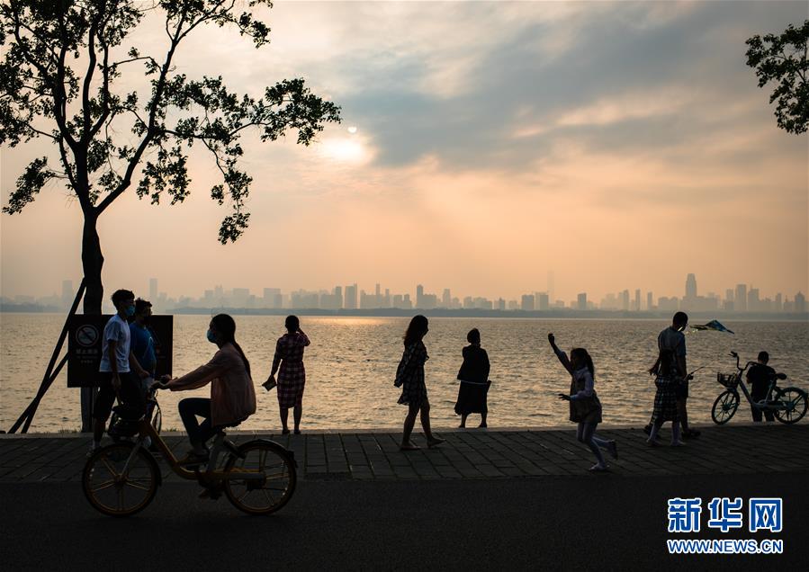 (在習(xí)近平新時(shí)代中國(guó)特色社會(huì)主義思想指引下——新時(shí)代新作為新篇章·習(xí)近平總書記關(guān)切事·圖文互動(dòng))(10)疫情防控不減壓 復(fù)工復(fù)產(chǎn)正加速——武漢“解封”滿月觀察