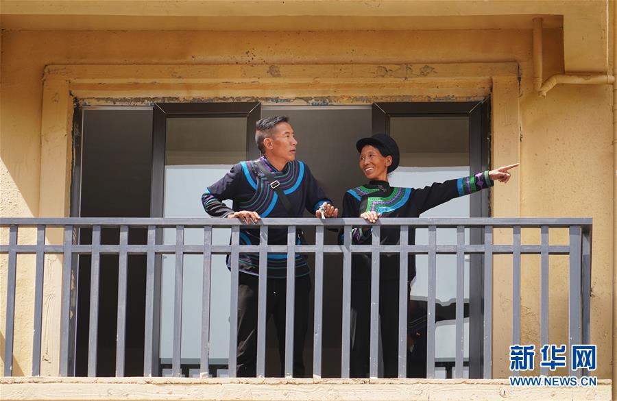 (熱點鮮報·圖文互動)(6)出懸崖記——四川涼山“懸崖村”貧困群眾走下“天梯”搬新居