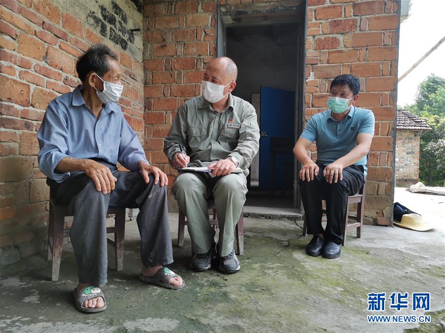 (決戰(zhàn)決勝脫貧攻堅(jiān)·圖文互動)(2)駐村第一書記當(dāng)起“蝦農(nóng)”“牛倌”