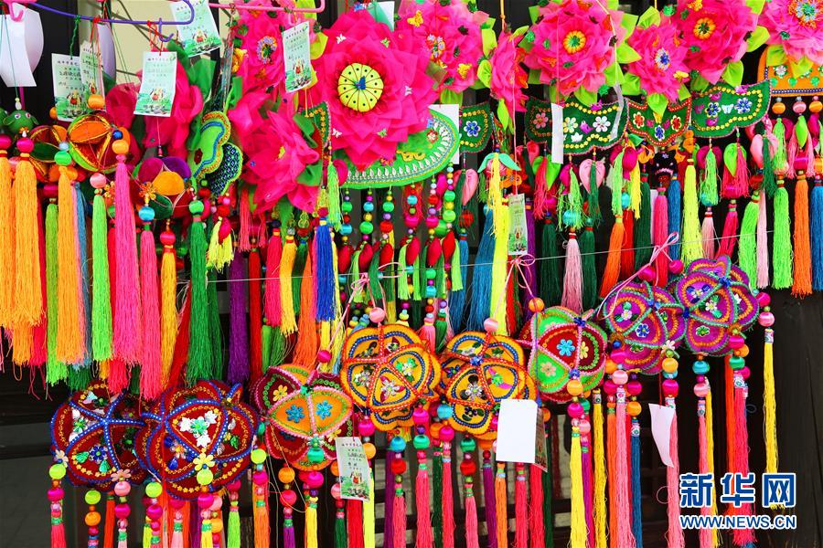 (圖文互動(dòng))(1)青海:巧手繡香包 濃情迎端午