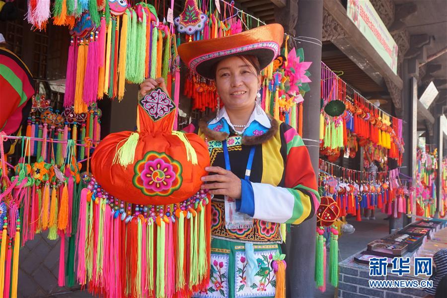 (圖文互動(dòng))(4)青海:巧手繡香包 濃情迎端午