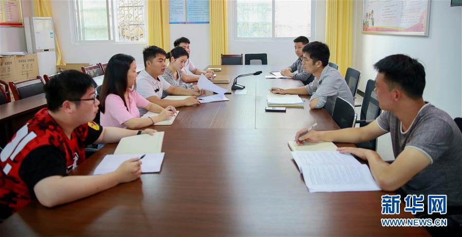 (新華全媒頭條·圖文互動)(4)青春,在希望的田野上——大別山區(qū)尋訪“城歸”大學(xué)畢業(yè)生