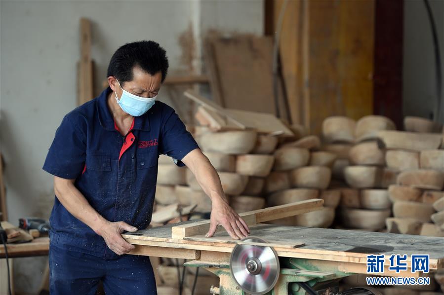 (新華全媒頭條·圖文互動)(5)青春,在希望的田野上——大別山區(qū)尋訪“城歸”大學(xué)畢業(yè)生
