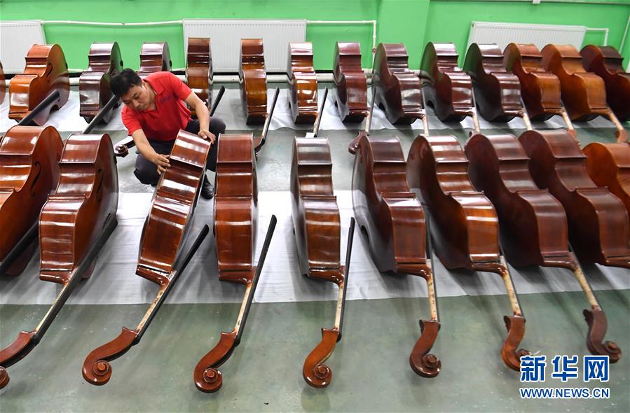 （走向我們的小康生活·圖文互動）（2）放下鋤頭，卻撥動命運的琴弦