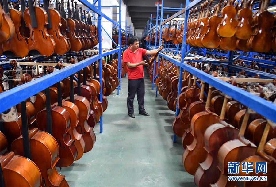 （走向我們的小康生活·圖文互動）（3）放下鋤頭，卻撥動命運的琴弦