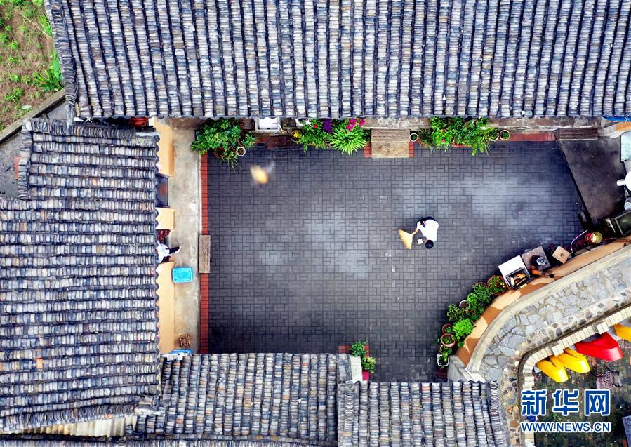 (新華全媒頭條·走向我們的小康生活·圖文互動)(3)大山深處有“新家”——大別山村繪出現(xiàn)代版“富春山居圖”