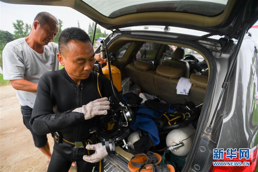 （防汛抗洪·圖文互動(dòng)）（5）洞庭“蛙人”：在水下10米打響家園保衛(wèi)戰(zhàn)