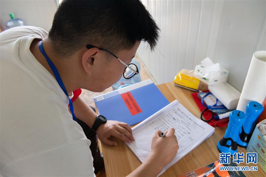 (防汛抗洪·圖文互動(dòng))(4)在大堤上成長,為人民守護(hù)——洪水中的青年“生力軍”