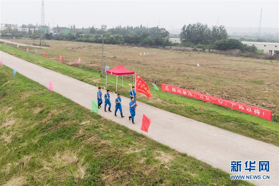 (防汛抗洪·圖文互動(dòng))(7)在大堤上成長,為人民守護(hù)——洪水中的青年“生力軍”