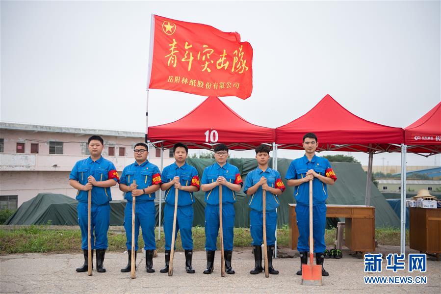 (防汛抗洪·圖文互動(dòng))(8)在大堤上成長,為人民守護(hù)——洪水中的青年“生力軍”