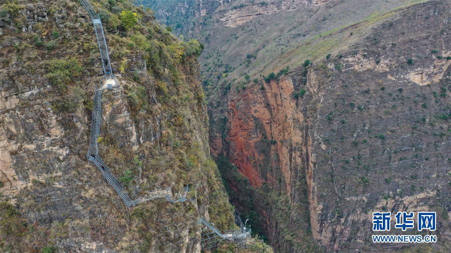 (新華全媒頭條·走向我們的小康生活·圖文互動(dòng))(2)奮斗繪就“新天府”——川蜀大地干群“戰(zhàn)貧”軌跡掃描