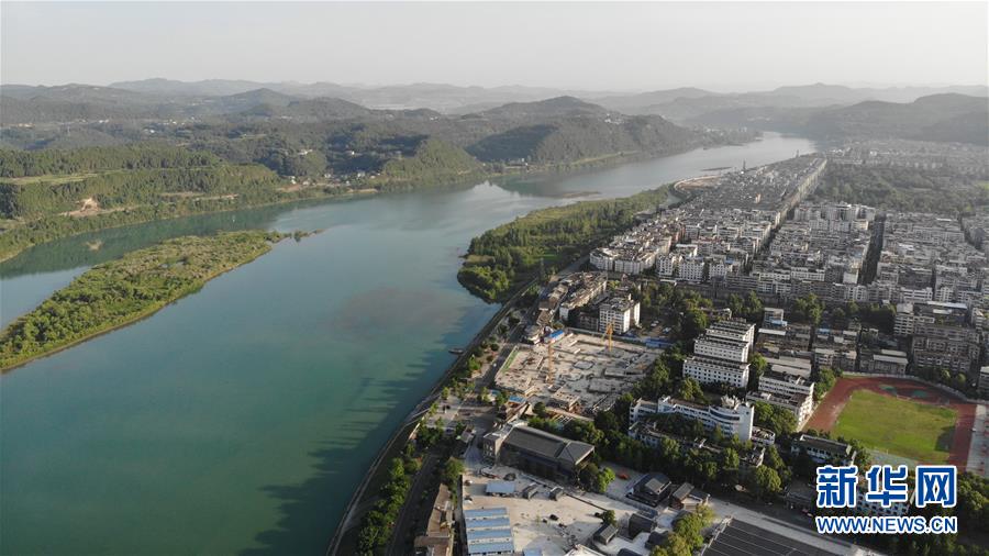 (新華全媒頭條·走向我們的小康生活·圖文互動(dòng))(7)奮斗繪就“新天府”——川蜀大地干群“戰(zhàn)貧”軌跡掃描