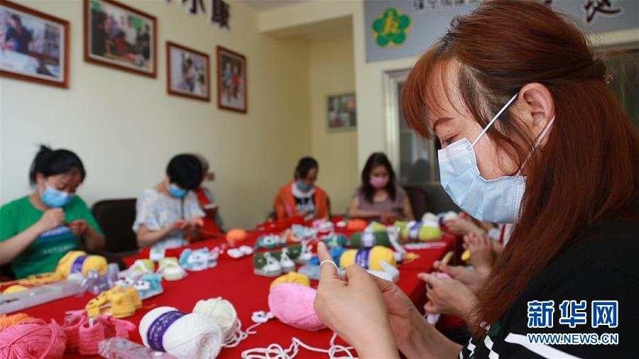 (新華全媒頭條·走向我們的小康生活·圖文互動(dòng))(8)奮斗繪就“新天府”——川蜀大地干群“戰(zhàn)貧”軌跡掃描