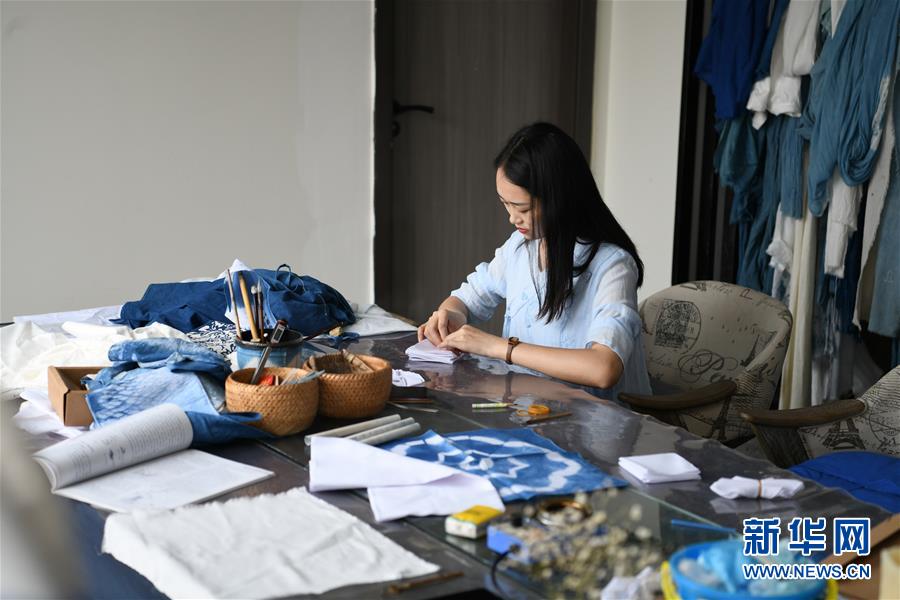 (新華全媒頭條·走向我們的小康生活·圖文互動(dòng))(13)奮斗繪就“新天府”——川蜀大地干群“戰(zhàn)貧”軌跡掃描