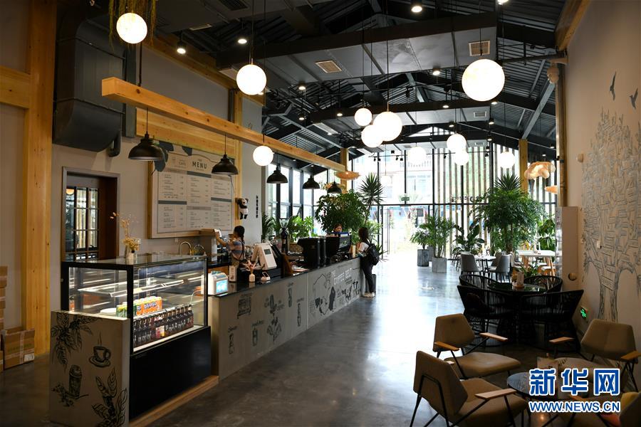 (新華全媒頭條·走向我們的小康生活·圖文互動(dòng))(12)奮斗繪就“新天府”——川蜀大地干群“戰(zhàn)貧”軌跡掃描