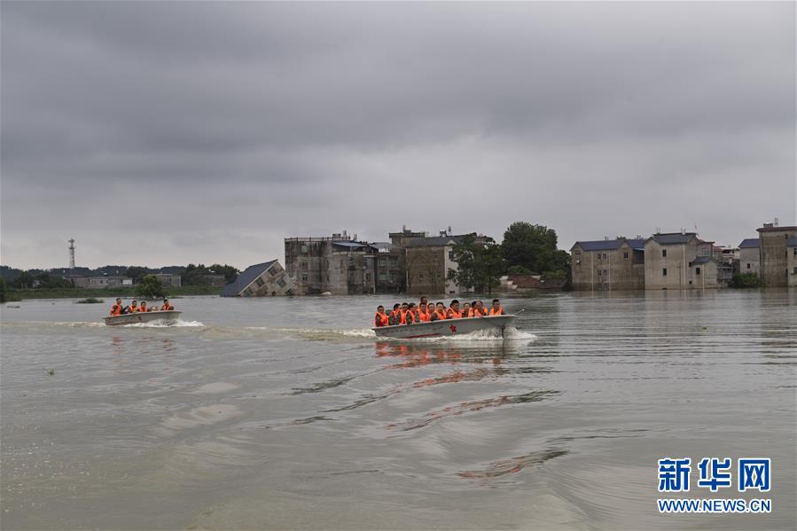 (防汛抗洪·圖文互動)(3)穿梭“孤島”的火箭軍醫療隊