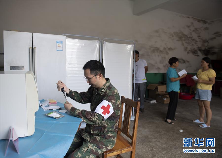 (防汛抗洪·圖文互動)(4)穿梭“孤島”的火箭軍醫療隊