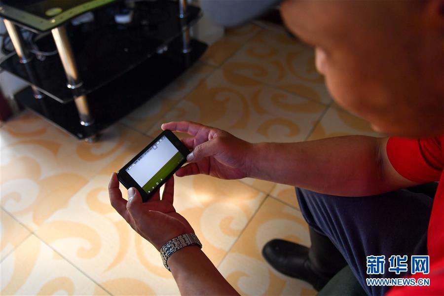 （走向我們的小康生活·圖文互動）（4）草原有了網，手機能放羊——看呼倫貝爾大草原牧民生活變了樣 