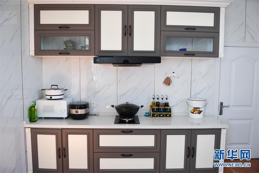 （走向我們的小康生活·圖文互動）（7）草原有了網，手機能放羊——看呼倫貝爾大草原牧民生活變了樣 