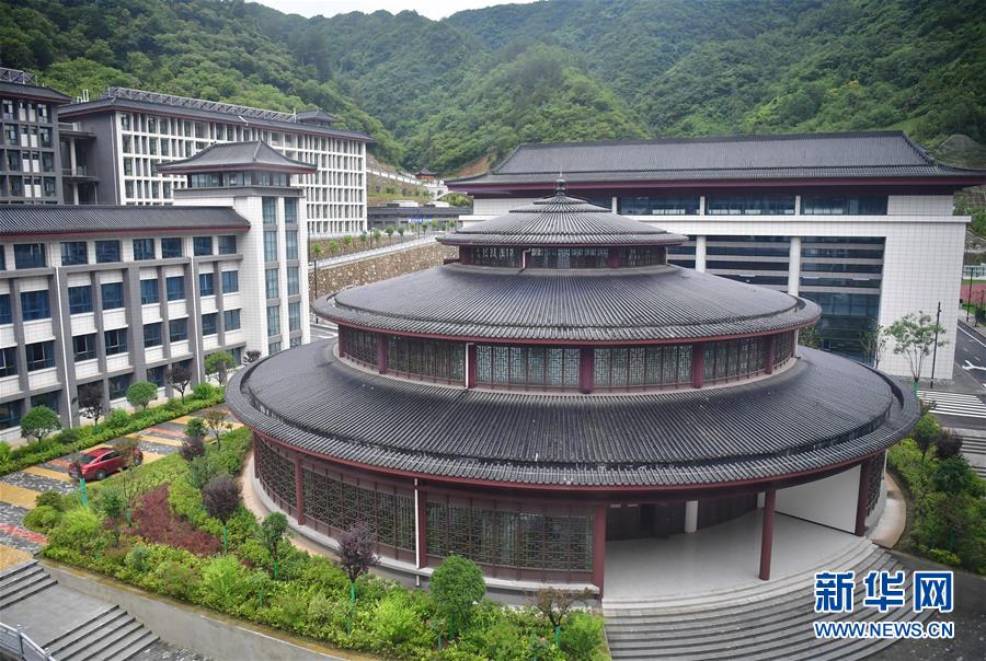 (新華視點·圖文互動)(4)學校建漂亮點本無錯,為何這所“豪華中學”讓人困惑?