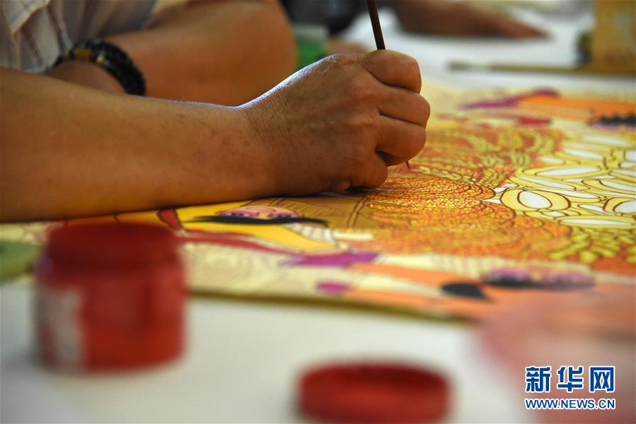 (走向我們的小康生活·圖文互動)(2)放下鋤頭拿畫筆——山東青州農(nóng)民畫繪出美好新生活