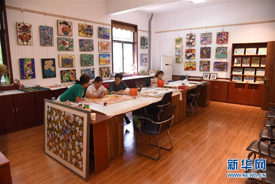 (走向我們的小康生活·圖文互動)(3)放下鋤頭拿畫筆——山東青州農(nóng)民畫繪出美好新生活